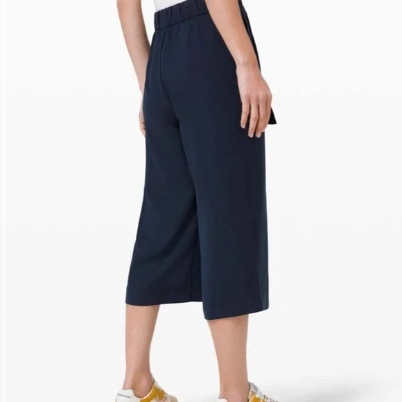 Lululemon Noir Crop True Navy Pants 6 - Picture 4 of 11